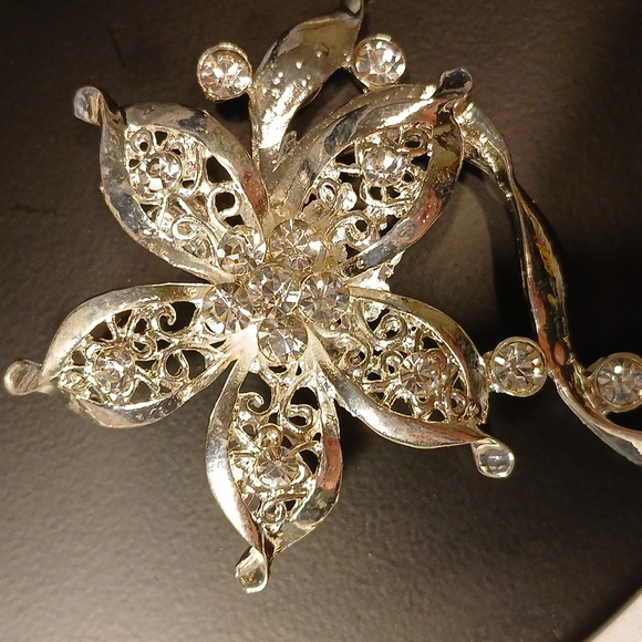 Silvertone Flower Brooch Pin Bridal Jewelry - Picture 4 of 9